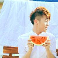 哥哥吃瓜头像情侣,甜蜜互动，瓜田里的浪漫日常